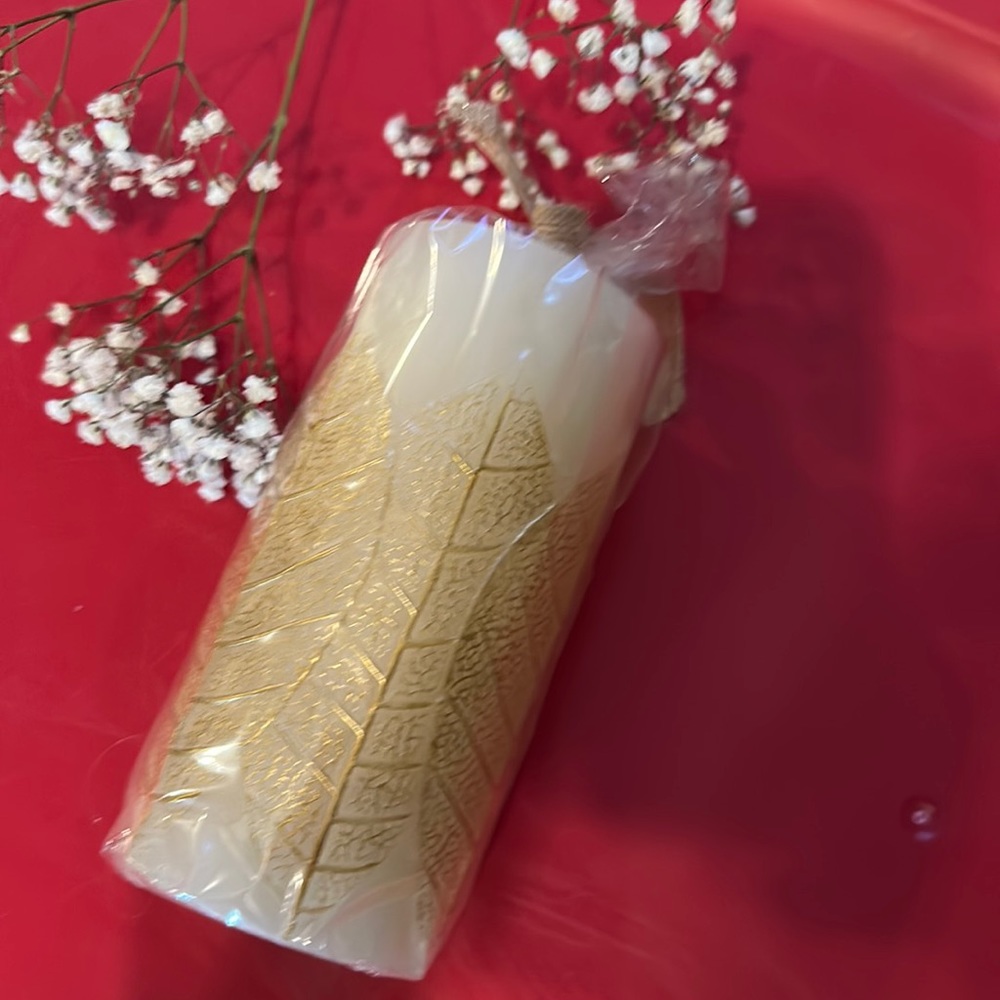 GARDENERS EDEN Gold Leaf Unscented Candle - Elegance in Simplicity